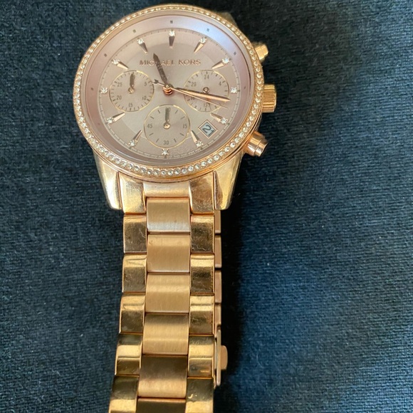 Michel Kors rose gold watch ( need battery) - Picture 5 of 5